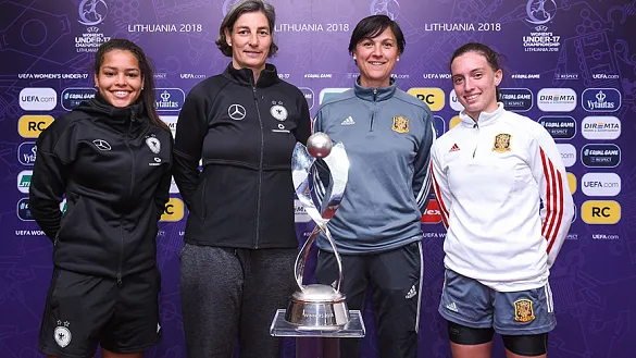 Posado de las seleccionadoras y las capitanas finalistas