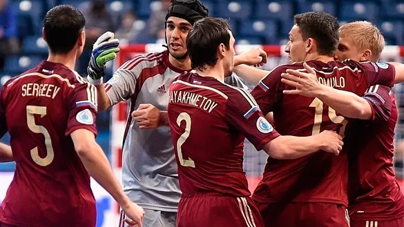 Los jugadores rusos celebran un tanto