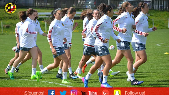 GALERÍA | Las internacionales toman contacto con el césped checo antes del debut