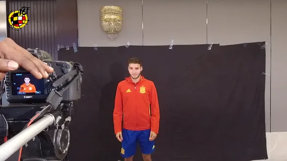 Abel Ruiz graba un mensaje para el vídeo del Mundial de la India