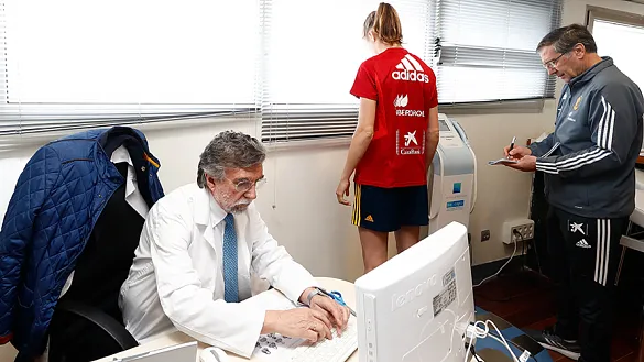 El doctor Antonio Escribano realiza las pruebas a las jugadoras de la Selección