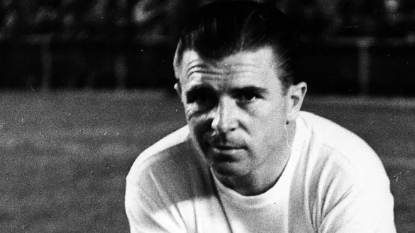Ferenc Puskas posa antes de un partido