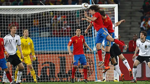 Carles Puyol remata de cabeza ante Alemania