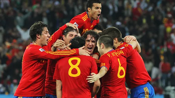 Puyol celebra un gol con sus compañeros