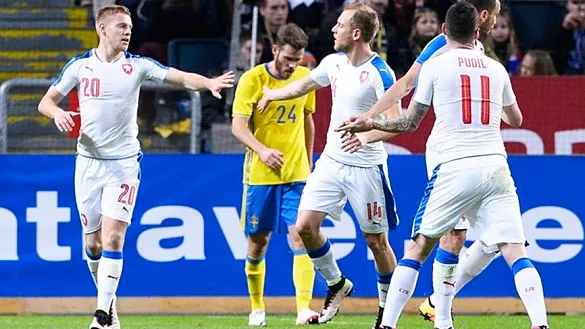 Los jugadores de la República Checa se felicitan por su gol marcado en Suecia