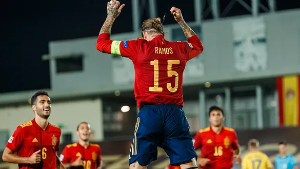 Sergio Ramos celebra un tanto frente a Ucrania