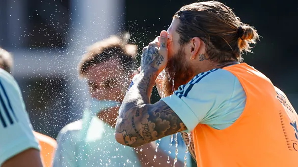 Sergio Ramos echándose agua en la cara