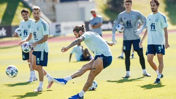 Sergio Ramos lanzando una falta durante el entreno
