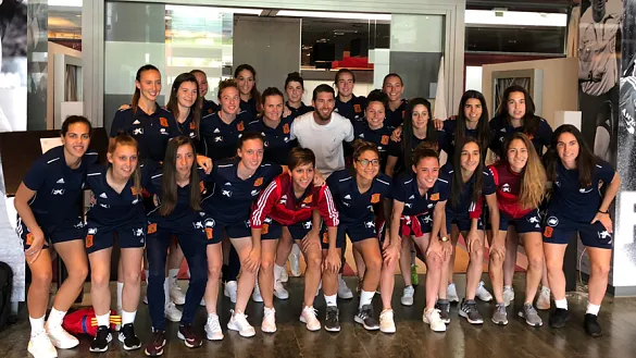 Sergio Ramos visita por sorpresa a las jugadoras de la Selección española