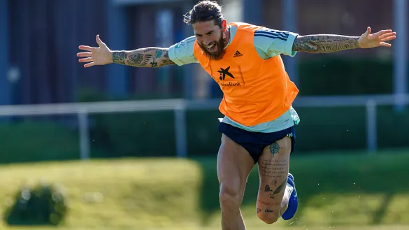 Sergio Ramos celebra un gol en el entrenamiento