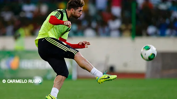 Sergio Ramos remata en un entrenamiento de la Selección española