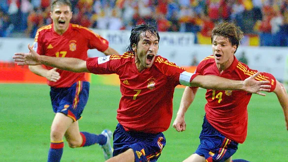 Raúl celebra su gol con Xabi Alonso y Joaquín de fondo