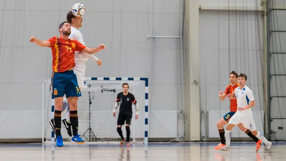 Raúl Campos lucha por un balón ante Finlandia