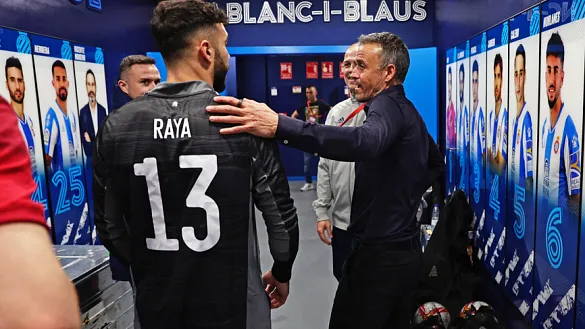 El seleccionador nacional, Luis Enrique Martínez, felicita a David Raya tras su debut