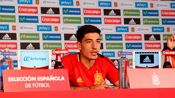 Héctor Bellerín comparece ante los medios de comunicación
