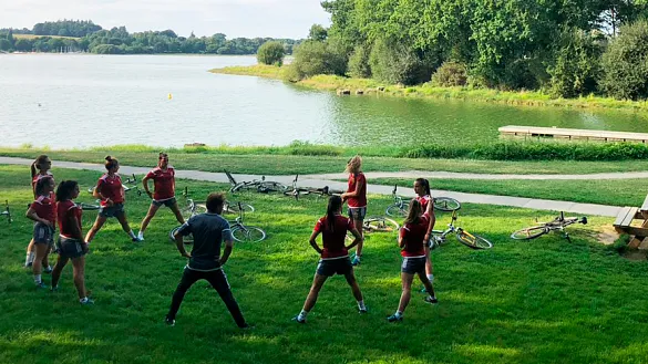 Las jugadoras de la Selección española Sub-20 femenina realizan ejercicios de estiramiento en Ploërmel (Francia)