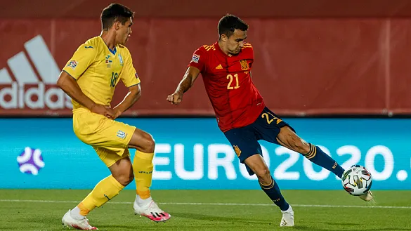 Sergio Reguilón dispara durante el encuentro ante Ucrania 