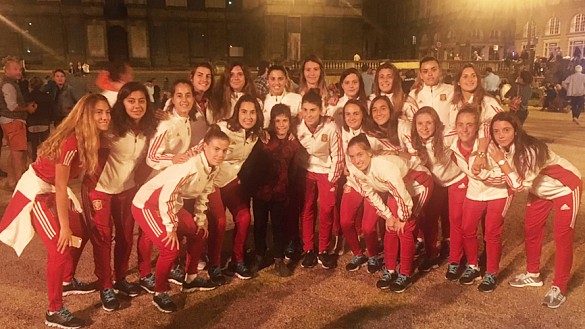 Las jugadoras de la Selección española Sub-20 posan en la plaza del Parlamento de Rennes