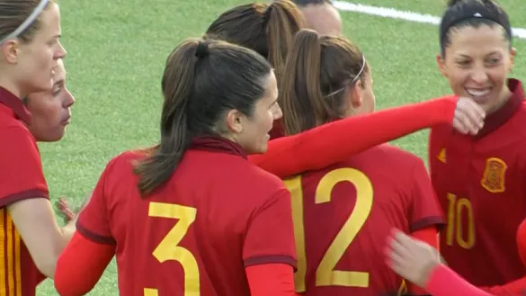 La selección española femenina celebra el segundo tanto en Helsinki