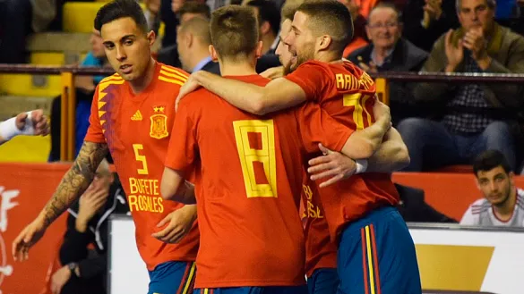 Los jugadores de la Selección española de fútbol sala celebran un tanto frente a Hungría