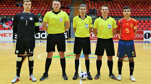 Los capitanes de Letonia y España junto al trío arbitral posan antes de su choque frente a Letonia