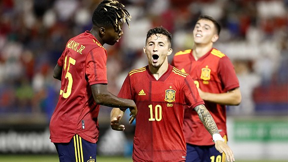 Yéremi Pino festeja uno de los goles de España