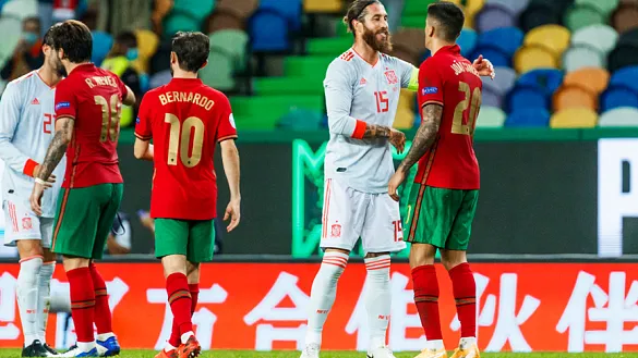 Momento del final de partido en el Portugal - España disputado en Lisboa 