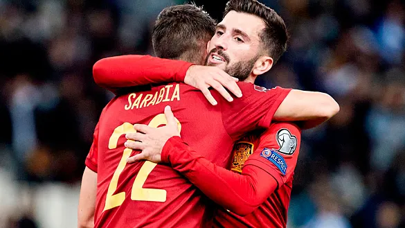 Gayà y Sarabia festejan el gol de España en Atenas