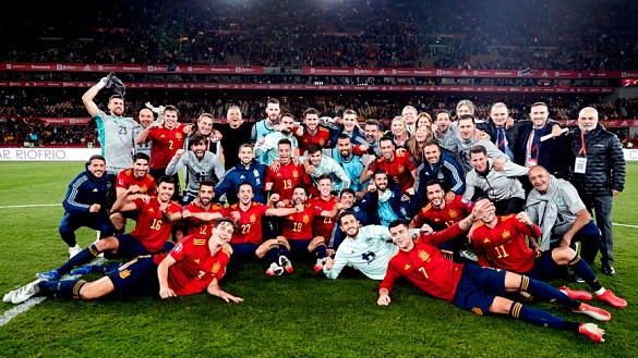 Los jugadores de la Selección española festejan sobre el césped su clasificación para el Mundial de Catar 2022