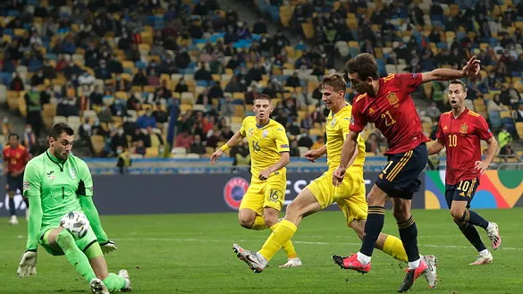 Mikel Oyarzabal remata a puerta en Kiev