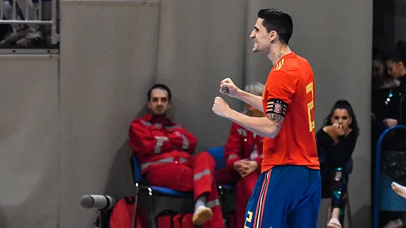 Carlos Ortiz celebra su gol ante Ucrania en Nis