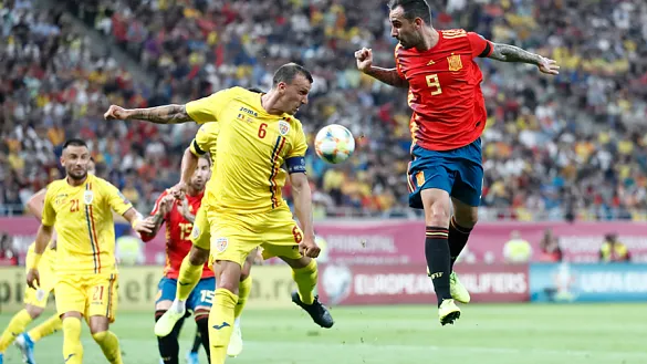 Paco Alcácer remata un balón durante el choque de este jueves en Bucarest