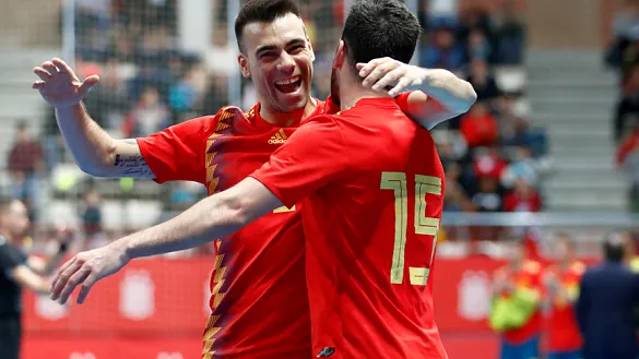 Sergio Lozano y Raúl Gómez festejan uno de los tantos de España ante Japón