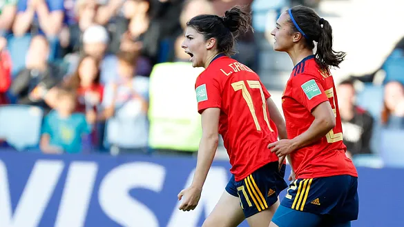 Lucía García celebra el tercer gol de España