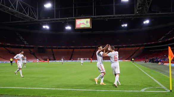 España celebra su gol en Ámsterdam