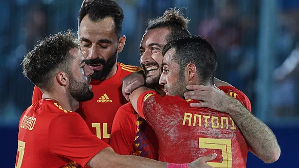Los jugadores de la Selección de fútbol playa celebran un tanto contra Emiratos Árabes