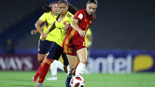 Aixa Salvador pelea un balón ante la jugadora colombiana
