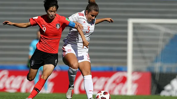 Ana Tejada pugna por un balón