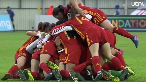 Las jugadoras españolas se abrazan tras el pitido final