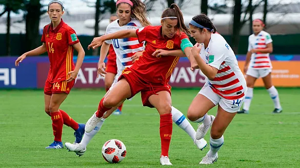 Patri Guijarro lucha por un balón