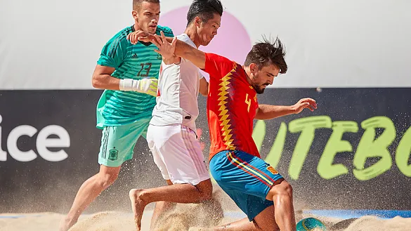 Pablo y Pedro luchan por la posesión ante un rival