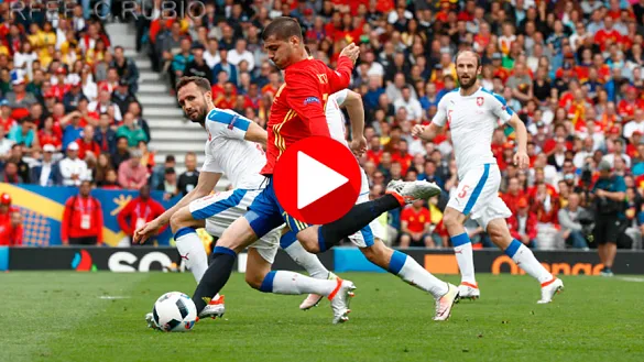 Morata realiza un disparo ante la República Checa