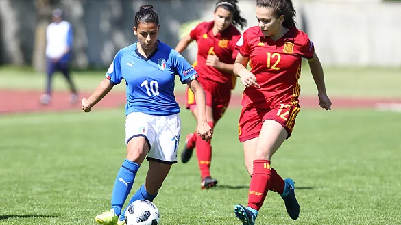 Leire Peña lucha por un balón con una jugadora italiana