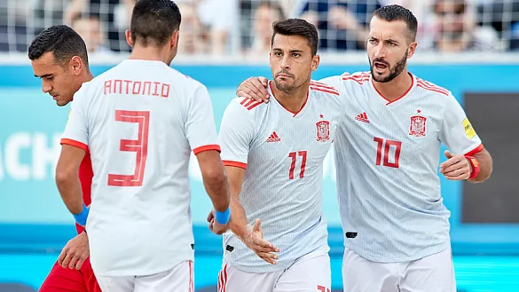 Antonio, Llorenç y Chiky celebran un gol