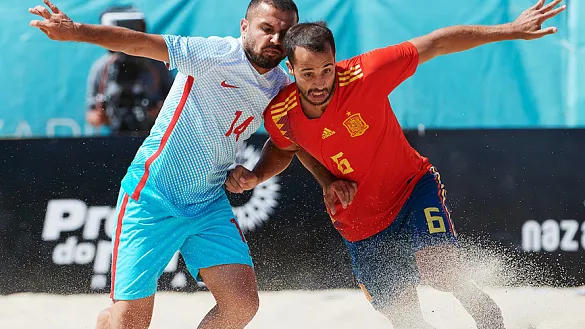 Fernando Guisado lucha con un turco por el balón