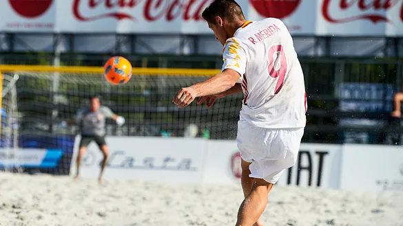 Te presentamos varios goles que han marcado internacionales de fútbol playa. ¿Crees que podrás imitarlos?