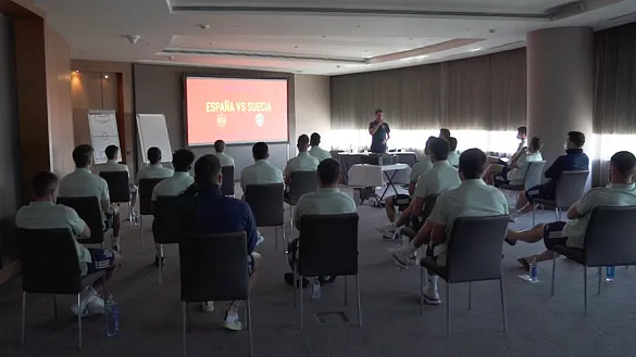Sesión de vídeo de la Selección española antes de su partido frente a Suecia