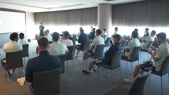 Sesión de vídeo de la Selección española antes de su partido frente a Eslovaquia