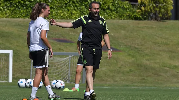 Pedro López alecciona a las jugadoras durante un entrenamiento 
