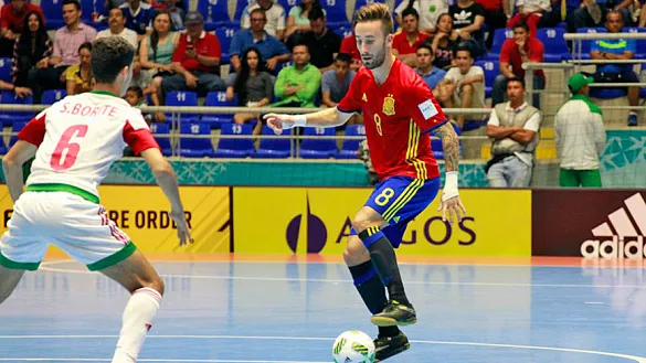 Mario Rivillos conduce el balón ante Marruecos